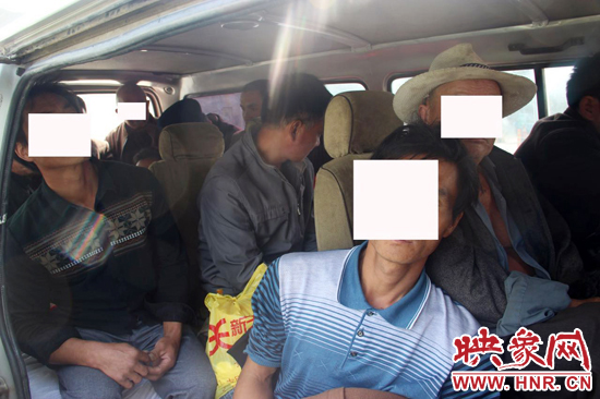 一輛8座的面包車竟然擠進(jìn)17個(gè)人。