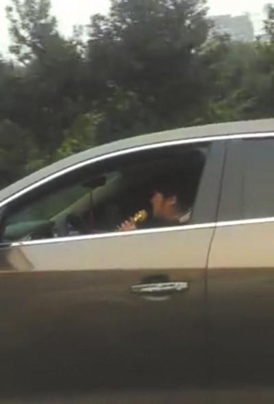 成都一女司機(jī)開(kāi)車(chē)K歌遭查 不忘與對(duì)面司機(jī)互動(dòng)