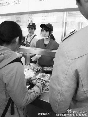有人排隊來看“食堂女神” 有人排隊來看“食堂女神”