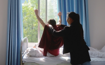 出院前，窗外透進一道陽光，打在他的身上。