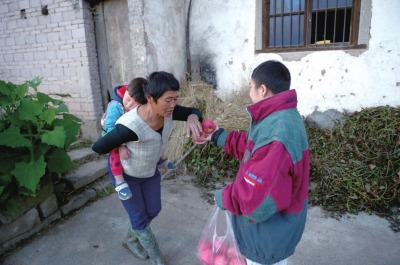 看到他遞來蘋果，村人尷尬地笑笑，婉拒了。