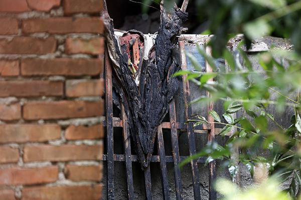 被燒焦的窗沿。澎湃新聞?dòng)浾?雍凱 圖