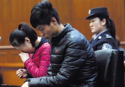 昨日，因殺死自己的親生兒子，被告人王某受審，其男友喬某則因涉嫌幫助毀滅證據(jù)罪受審。