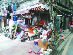 工作人員清理前，阿姨家周圍垃圾如山。