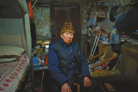 1月14日，成都五塊石車站附近，廖弟友在家接受記者采訪。