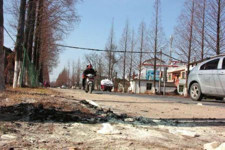 現(xiàn)場有條帶血的輪胎印記。