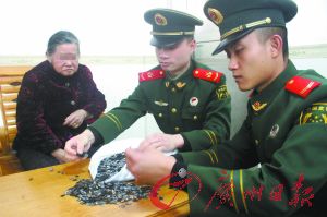 手機(jī)內(nèi)存卡因體積小、價值高，成為水客走私的“新寵”。圖為邊防官兵正在清點走私物品。