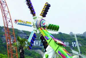 3月28日零點剛過幾分鐘，上海迪士尼6月16日開園日的門票就宣告售罄，巨大的訪問量一度導(dǎo)致票務(wù)系統(tǒng)出現(xiàn)間歇性故障，被網(wǎng)友調(diào)侃“激烈程度堪比春運”。網(wǎng)上甚至有“黃?！睂⒁粡堥_園門票炒到幾千元。