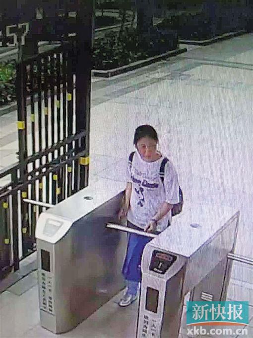 小區(qū)監(jiān)控拍到,保姆“李晴”于14日下午1時55分背著官女士的背包離開。均為當事人供圖