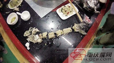 拼出魚骨，推斷魚沒有3斤8兩。 本報(bào)記者 平索茜 攝