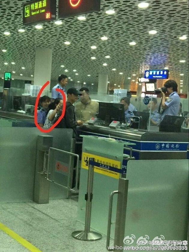 網(wǎng)友在得知此事后，紛紛炮轟上傳照片的人，認為該舉動嚴重侵犯了一人的隱私，涉嫌犯罪