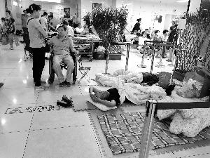 協(xié)和醫(yī)院門外商販出租的床，12小時500元。