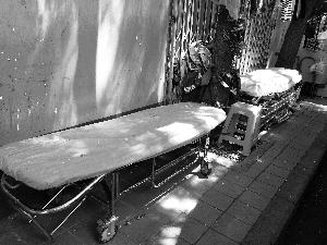 天壇醫(yī)院外商販出租的床，一天350元。汪慧賢/攝