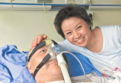 一年多來，楊曉華陪伴著臥病在床的男友，一日三餐悉心照料，毫無怨言。