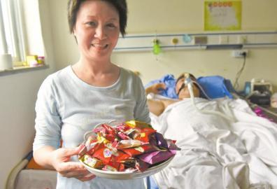 下周三兩人有望拿到結(jié)婚證，21日，喜氣洋洋的楊曉華已經(jīng)準(zhǔn)備好了喜糖。