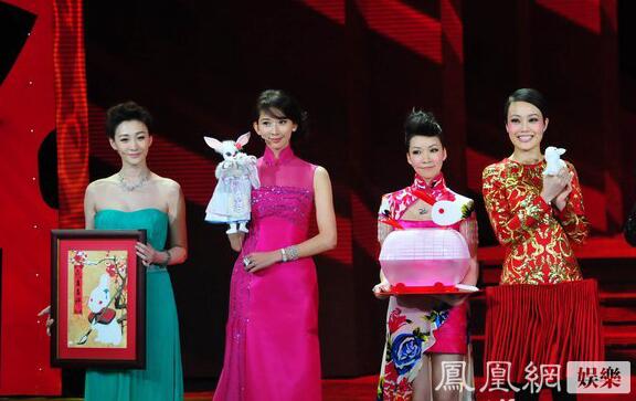 一直覺得長得奇怪的景甜，跟劉天仙的合影，竟然還不錯。