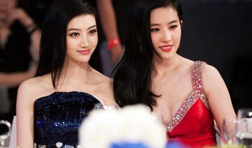 除了白，在合影中還有另外一個制勝法寶，就是——高。