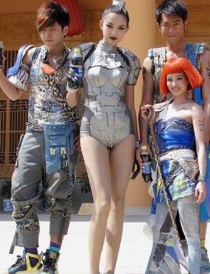 在張梓琳面前，章子怡的胸才到人家腰線的位置……