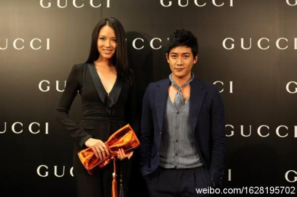 最右竟然是何韻詩，信號滿格……