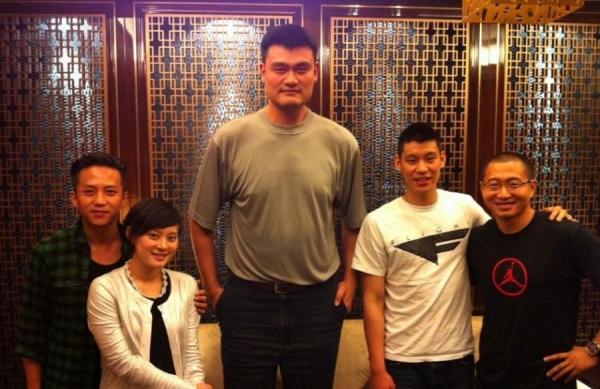 姚明+曾志偉，心疼兩人的脖子……