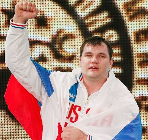 圖為2015年11月28日，阿列克謝·洛夫切夫在2015舉重世錦賽男子105公斤級頒獎(jiǎng)儀式上慶祝。