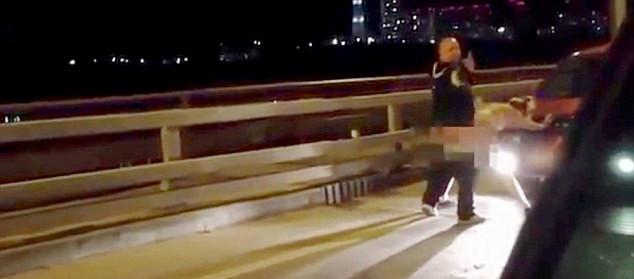 許多人拍攝到這對夫婦在引擎罩上“表達愛意”的方式，而男子甚至轉過頭來看鏡頭。（視頻截圖）