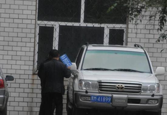 程父與程的“司機”在居住小區(qū)內將黑AB0040車牌更換為黑M41899車牌，倆車牌號均為空號