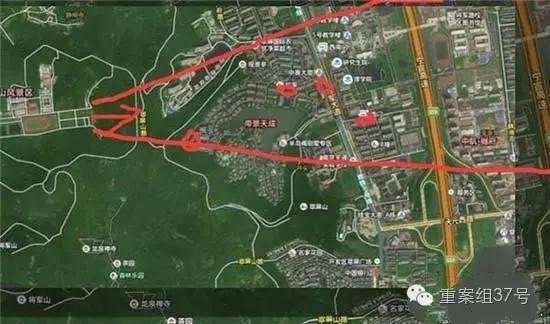 射擊場(chǎng)子彈射出方向（紅箭頭）有多個(gè)居民小區(qū) 。 圖片來(lái)源：交匯點(diǎn)新聞