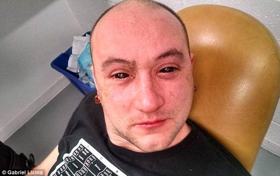 一支來自加州的研究團(tuán)隊(duì)研發(fā)了一種能使人類擁有夜視能力的藥水。該溶液由二氫卟吩e6與胰島素和生理鹽水混合而成。在往實(shí)驗(yàn)對象加西亞?里西納眼中滴入少量溶液之后，他的眼睛先是呈現(xiàn)全黑色，但在藥水被吸收之后即恢復(fù)正常。