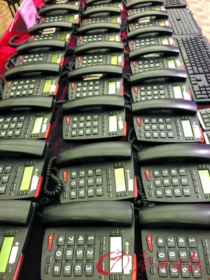 廣東警方展示偵破的跨境電信詐騙案中繳獲的作案電話。