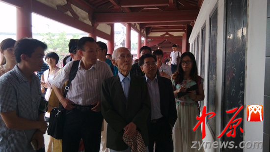 余光中、汪國真做客杜甫故里 共話詩圣家國情懷