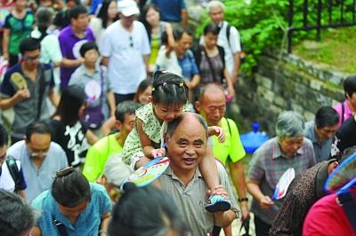 　　昨天不少老人帶著孫子孫女參加活動,明城墻對南京人而言,更多的是一種傳承。