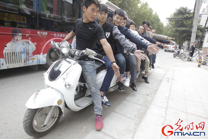 鄭州現(xiàn)4.7米“航母”電動車:可坐十多人 鄭州現(xiàn)4.7米“航母”電動車:可坐十多人