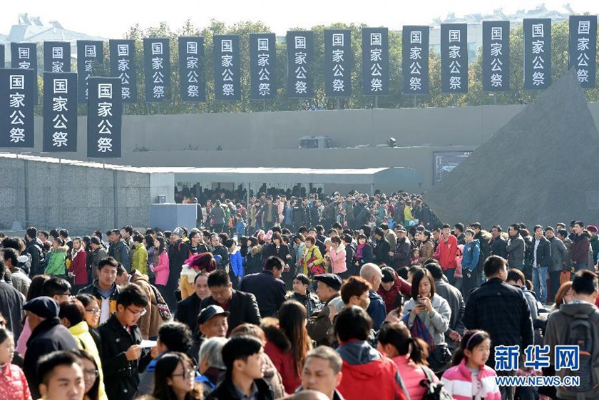 12月14日,參觀者在南京大屠殺遇難同胞紀(jì)念館參觀。　　新華社記者孫參攝