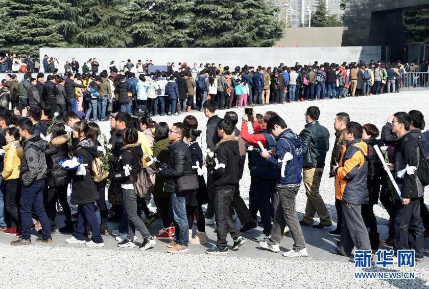  12月14日,參觀者在排隊(duì)進(jìn)入紀(jì)念館展館參觀。新華社記者孫參攝