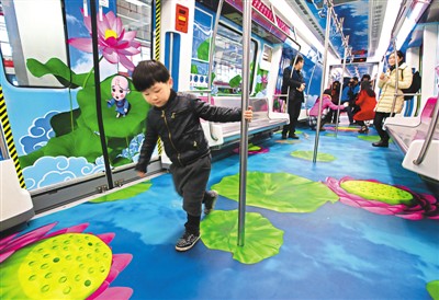 圖為試乘乘客流連忘返。