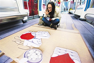 圖為試乘乘客流連忘返。