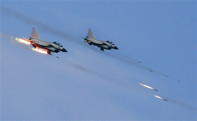 戰(zhàn)機(jī)對(duì)地攻擊。劉應(yīng)華攝