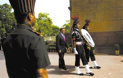 　　6日，帕內(nèi)塔在新德里。他在印度訪問時(shí)稱，美國愿意為印度提供最先進(jìn)的武器