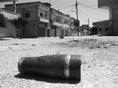 　11日，霍姆斯，政府軍和反對派武裝沖突過后留下一個(gè)彈殼。