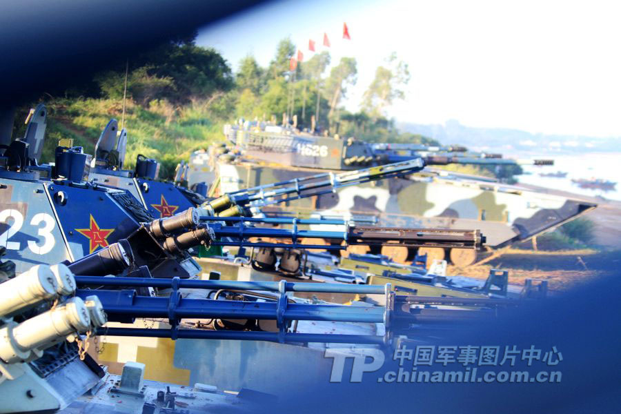 中國(guó)海軍陸戰(zhàn)旅著眼使命任務(wù) 演練多型號(hào)火炮射擊 中國(guó)海軍陸戰(zhàn)旅著眼使命任務(wù) 演練多型號(hào)火炮射擊