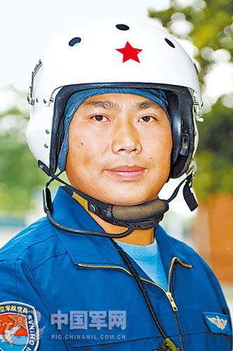 中國(guó)飛行員駕戰(zhàn)機(jī)“無(wú)腿”迫降 機(jī)腹僅輕微擦傷 中國(guó)飛行員駕戰(zhàn)機(jī)“無(wú)腿”迫降 機(jī)腹僅輕微擦傷