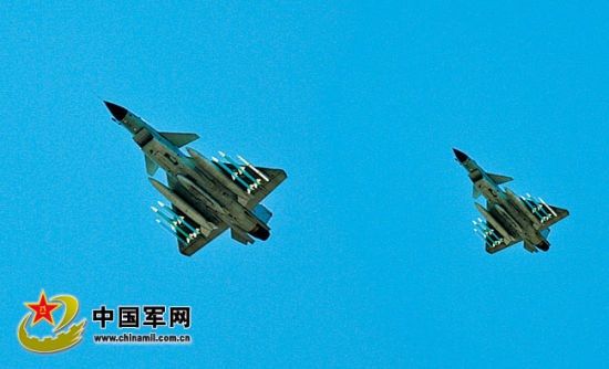 戰(zhàn)機(jī)升空開(kāi)展對(duì)抗訓(xùn)練。肖燕錦攝