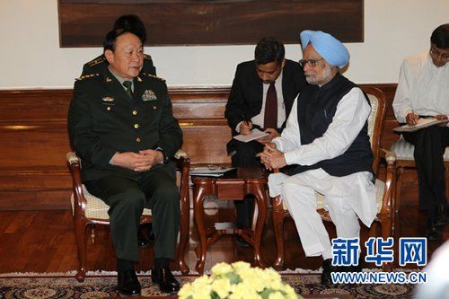 9月4日，在印度首都新德里的總理府，印度總理曼莫漢·辛格（右）會見中國國務(wù)委員兼國防部長梁光烈。