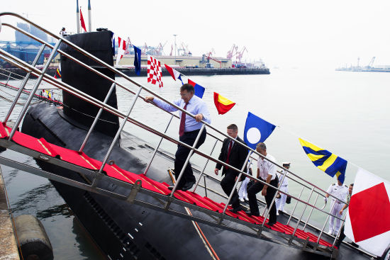 昨天，美國防長帕內塔登上一艘中國宋級潛艇