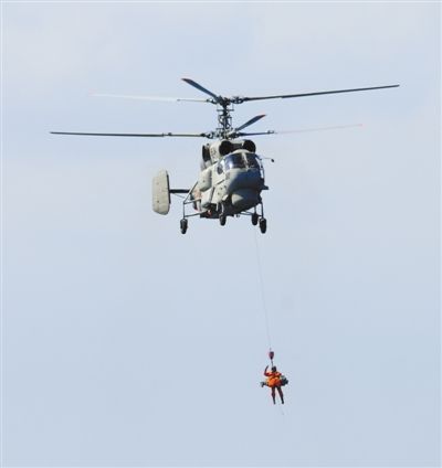 演習(xí)中，搜救直升機(jī)營救“落水人員”