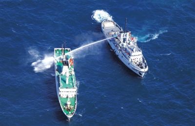 昨日，東海某海域，東海艦隊(duì)拖船使用高壓水炮為地方執(zhí)法船滅火