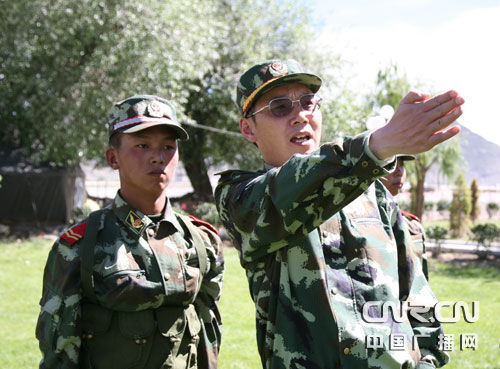 郭毅力在拉薩支隊執(zhí)勤點檢查執(zhí)勤情況