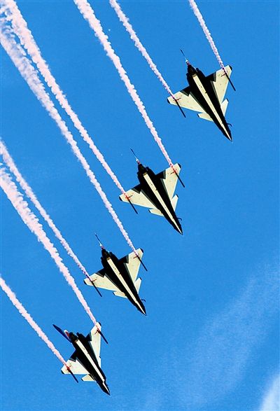 藍(lán)天為紙，6架紅藍(lán)涂裝的殲-10戰(zhàn)機縱情潑墨寫意