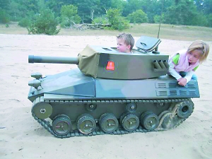 為了讓3歲兒子玩得拉風(fēng)，荷蘭父親9個月時間造了這輛坦克。